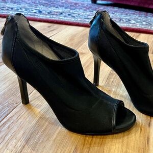 Tahari black high heel pump 6M
